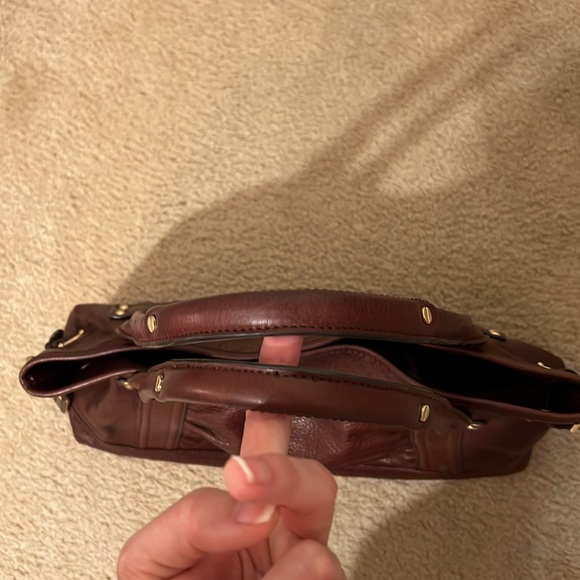 B. MAKOWSKY BURGANDY SHOULDER BAG WITH MAGNETIC CLOSURE. - Picture 11 of 11